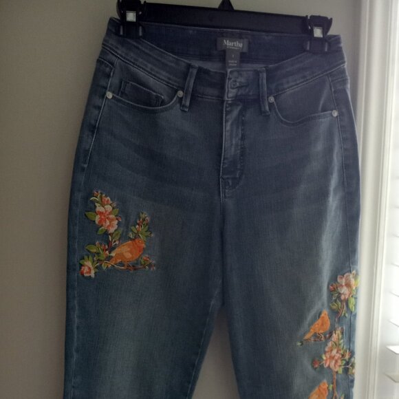 'Martha Stewart' Embroidered Cuffed Mid wash Denim Jeans Size 2 EUC - Picture 1 of 16